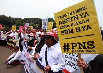 Ribuan dosen dari berbagai perguruan tinggi di Indonesia melakukan aksi demo di depan Istana Negara