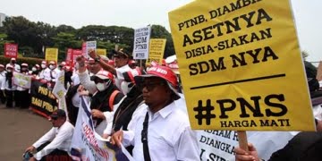 Ribuan dosen dari berbagai perguruan tinggi di Indonesia melakukan aksi demo di depan Istana Negara