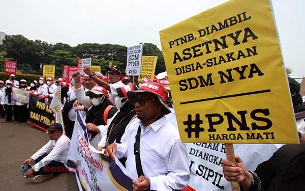 Ribuan dosen dari berbagai perguruan tinggi di Indonesia melakukan aksi demo di depan Istana Negara