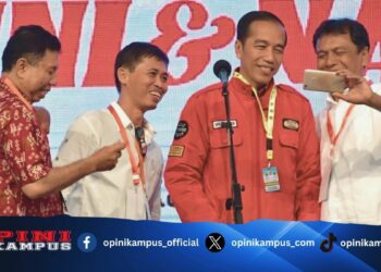 Aksi Penyerahan Nominasi Alumnus UGM Paling Membanggakan Kepada Presiden Jokowi