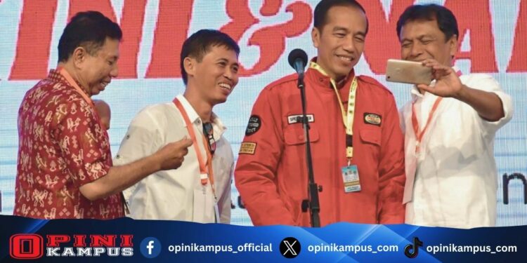 Aksi Penyerahan Nominasi Alumnus UGM Paling Membanggakan Kepada Presiden Jokowi