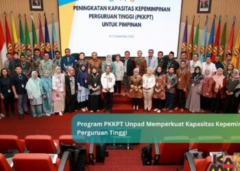 Rektor Universitas Padjadjaran Prof. Rina Indiastuti membuka program Peningkatan Kapasitas Kepemimpinan Perguruan Tinggi (PKKPT) untuk pimpinan perguruan tinggi Batch II di Bale Sawala, Gedung Rektorat Unpad, Jatinangor, Senin (4/12/2023). (Foto: Arif Maulana)*