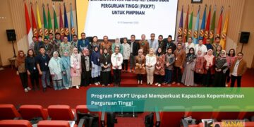 Rektor Universitas Padjadjaran Prof. Rina Indiastuti membuka program Peningkatan Kapasitas Kepemimpinan Perguruan Tinggi (PKKPT) untuk pimpinan perguruan tinggi Batch II di Bale Sawala, Gedung Rektorat Unpad, Jatinangor, Senin (4/12/2023). (Foto: Arif Maulana)*