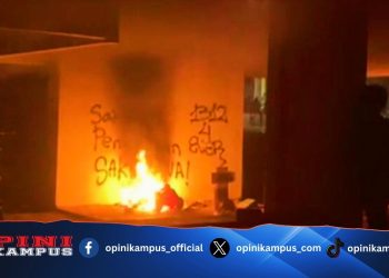 Foto: Gedung FIB Unhas Makassar dibakar OTK. (dok. istimewa)