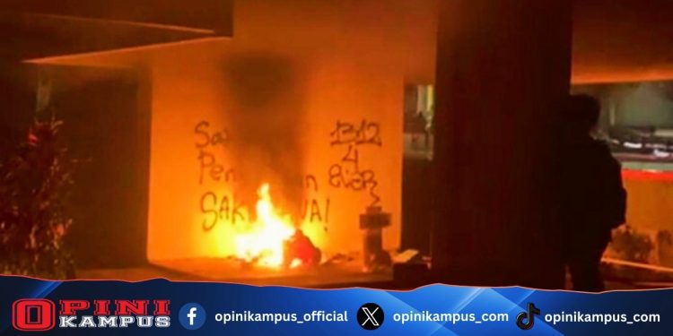 Foto: Gedung FIB Unhas Makassar dibakar OTK. (dok. istimewa)